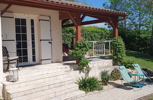 Charming 2-bedroom gite with AC and lovely pool in peaceful Pinel-Hauterive
