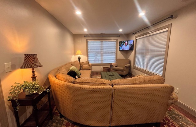 Charming 2-bedroom house in downtown West Jefferson! Amazing location!