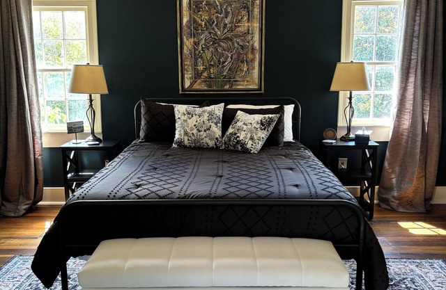 Charming 2 bedroom 1 bathroom. Prime location in Abingdon's Historic District.