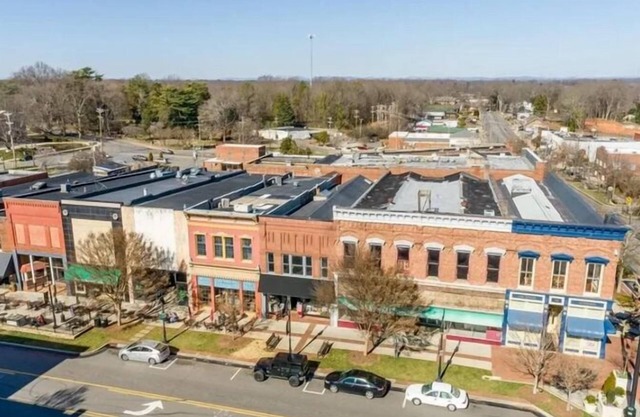 Charming 2-bedroom apartment in delightful Downtown Statesville with WiFi, AC.