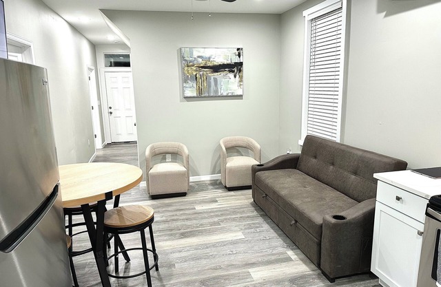 Charming 2-bedroom apartment in cool Baltimore with AC, WiFi