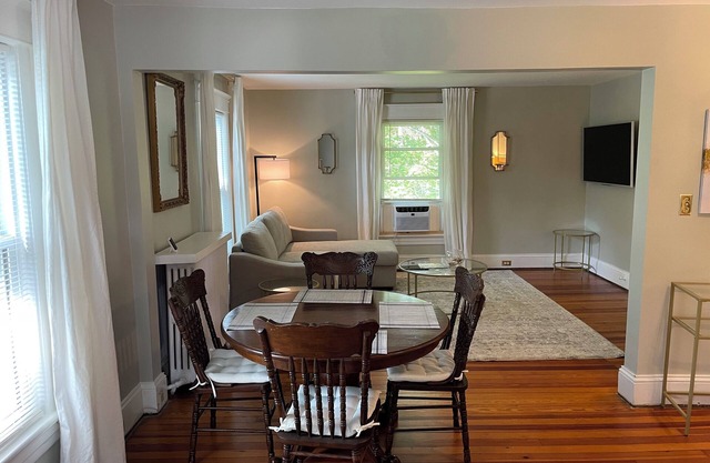 Charming 2-bedroom apartment with short walk to downtown and Universities