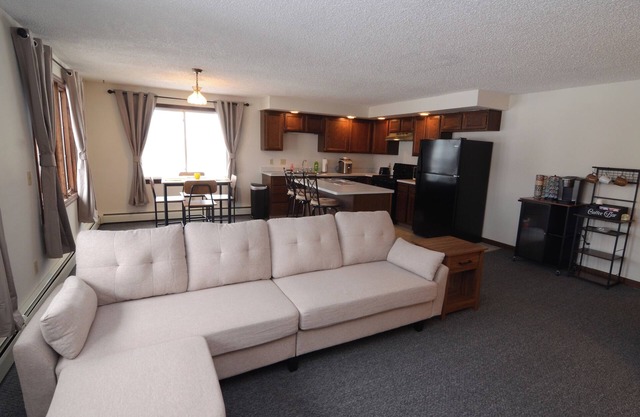 Charming 2-bedroom apartment with WiFi, AC in lovely Conesus