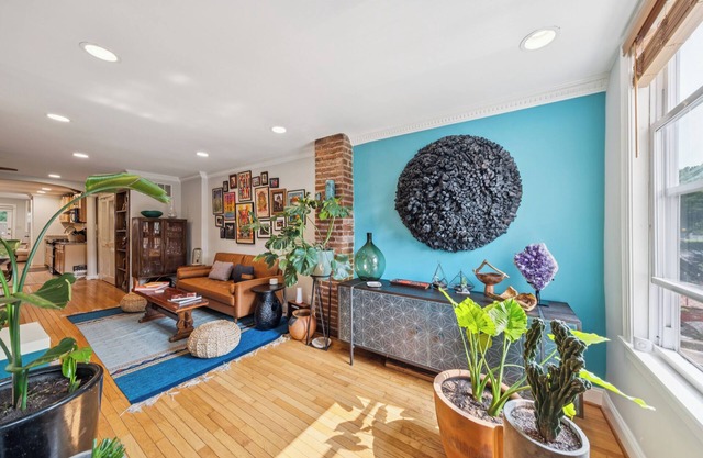 Charming 2-bedroom Bungalow near Center D.C.