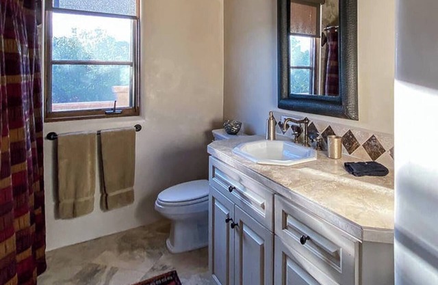 Charming 2-bedroom bungalow with WiFi, AC in beautiful Española