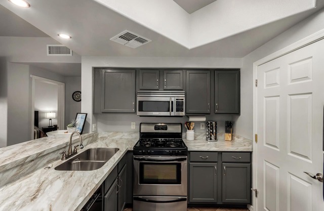Charming 2-bedroom condo with Heated Pool & fitness room in beautiful Phoenix