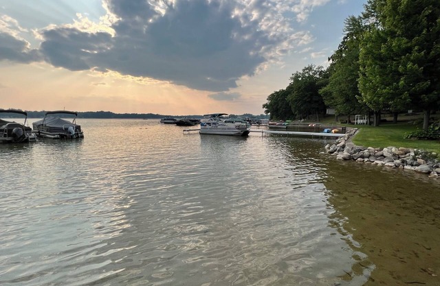 Charming 2-bedroom cottage with access to Vineyard Lake in Brooklyn Mi