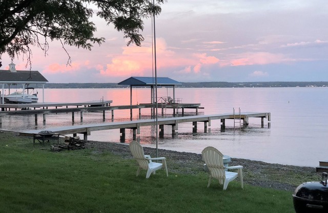 Charming 2-bedroom cottage on Seneca Lake, with WiFi, AC, level beach frontage