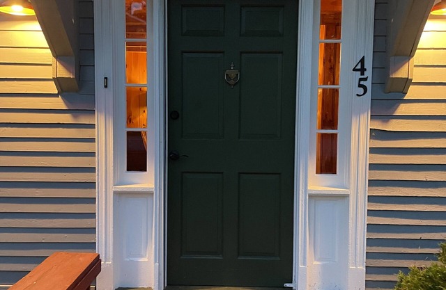 Charming 2-bedroom cottage with AC and WiFi nestled in a peaceful setting~n