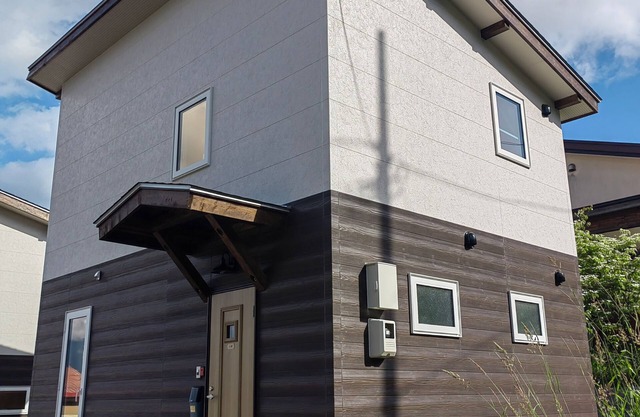 Charming 2-bedroom cottage in awesome 中富良野町 with WiFi, AC