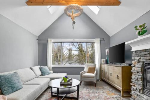 Charming 2 bedroom Duplex steps from Jericho Beach