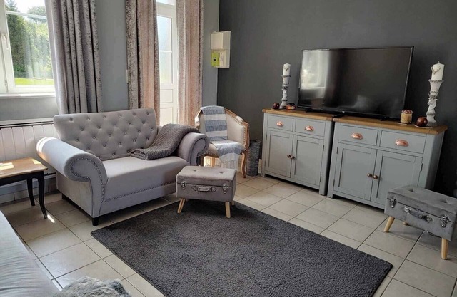 Charming 2-bedroom farmhouse in Chaulieu. Only 10 mins drive to town. 3 star acc