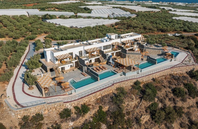 Charming 2-bedroom villa with AC, WiFi in superb Makry Gialos