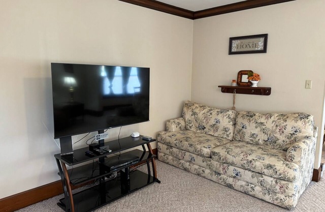 Charming 2-bedroom house in pleasant Palestine with WiFi, AC