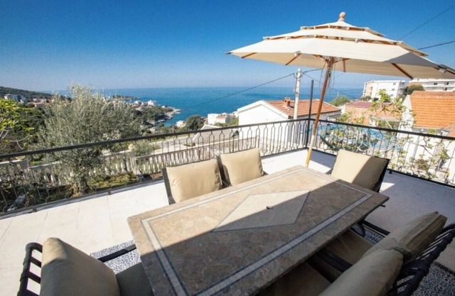 Charming 2-bedroom house in ocean views in Utjeha