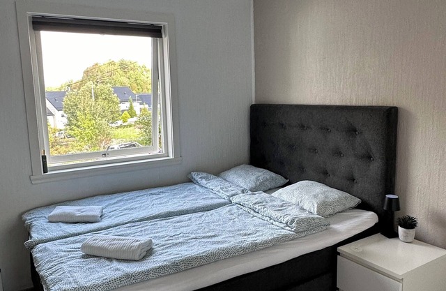 Charming 2-bedroom in sheared apartment in lovely Bergen with WiFi, AC
