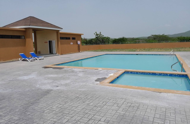 Charming 2-bedroom house in Old Harbour with AC, fitness room. C & J"s Vacation