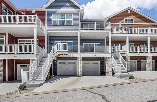 Charming 2-bedroom townhome with a cozy fireplace in the heart of Grafton