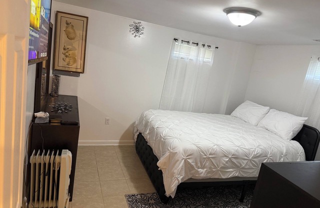 Charming 2-bedroom house with fitness room and AC in Glen Burnie