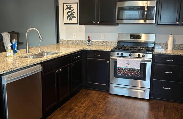 Charming 2-bedroom house in wonderful Roman Forest with AC