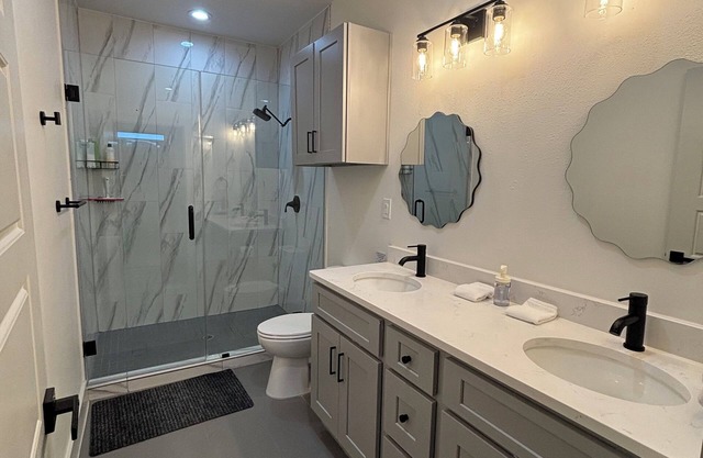 Charming 2-bedroom townhome in San Antonio with AC