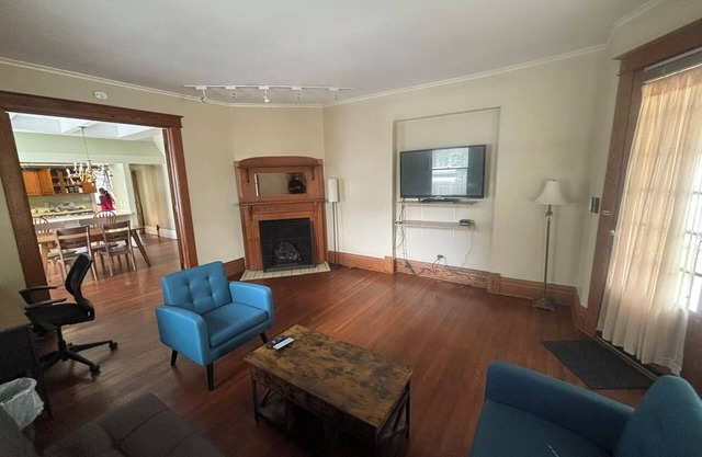 Charming 2-bedroom 1st Floor apartment in lovely Terre Haute with WiFi, AC