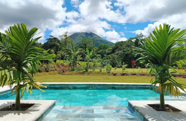 Charming 2-bedroom villa in La Fortuna with AC, WiFi, pool and volcano view