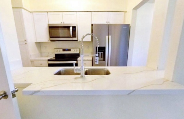 Charming 2bedroom apartment with WiFi,AC and park view in delightful Bakersfield