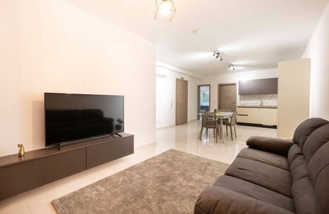 Charming 2BR w/Maltese Balcony Off the Promenade