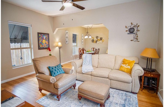 Charming 2BR1BA Haven Near Exciting Downtown