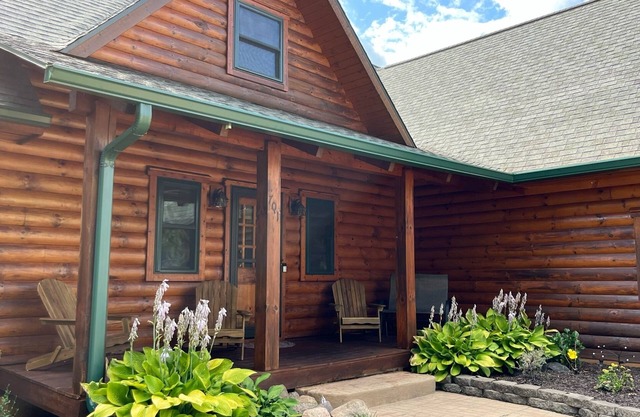 Charming 3,800 sq feet log house in Waupaca County.