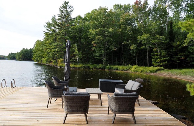 Charming 3 bdrm Cottage + 3 bdrm Guest House on Muldrew Lake!