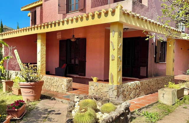 Charming 3-bedroom villa with A/C, WIFI, Steps to Beach, Parking