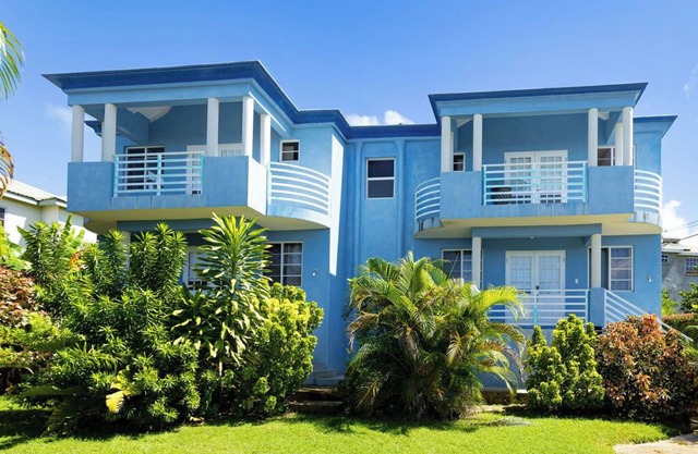 Charming 3-bedroom apartment with AC and WiFi, 10 minutes to the beach St. James