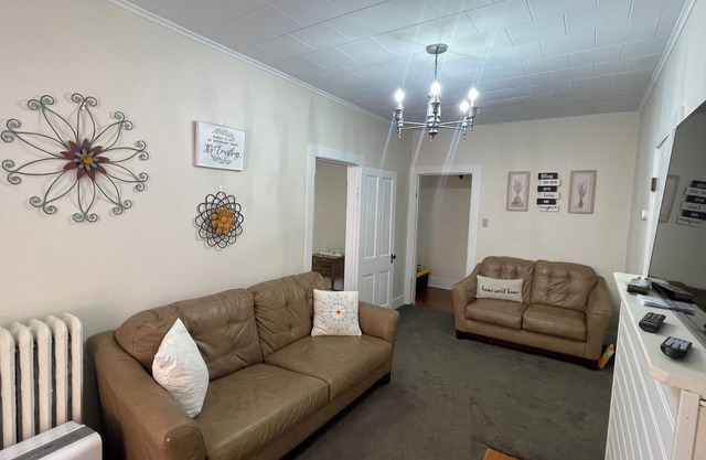 Charming 3-bedroom apartment with WiFi, AC in welcoming Historic Nauvoo.