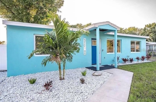Charming 3-bedroom Aqua Retreat with Patio and Fire Pit in Historic Palmetto.