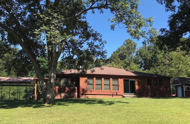 Charming 3-bedroom cabin in beautiful Boomer with AC