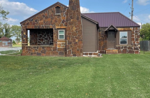 Charming 3-bedroom Family friendly house in pleasant Dewey, OK.