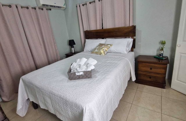 Charming 3-bedroom house in Hellshire with WiFi and AC