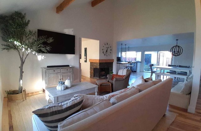 Charming 3-bedroom house in marvelous Petaluma with AC