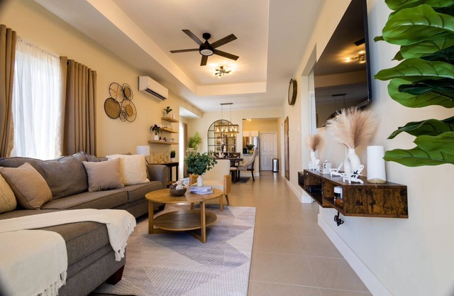 Charming 3-bedroom house with large backyard , WiFi Lucea. Access pool and Gym