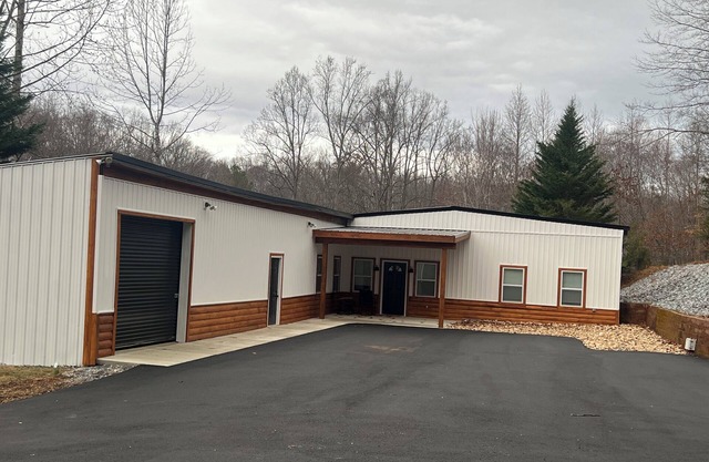 Charming 3-bedroom house with pond near Lynchburg