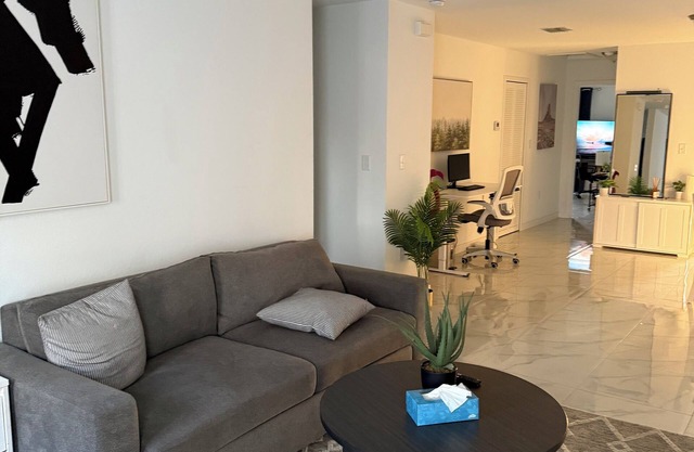 Charming 3-bedroom house in cool Miami with AC, WiFi
