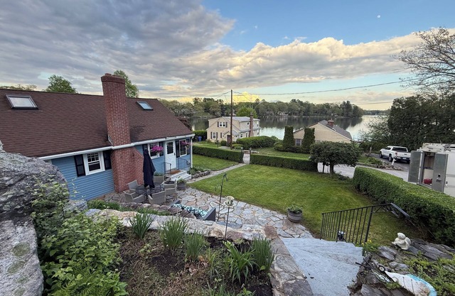 Charming 3-bedroom Lakehouse in Columbia with water views and dock