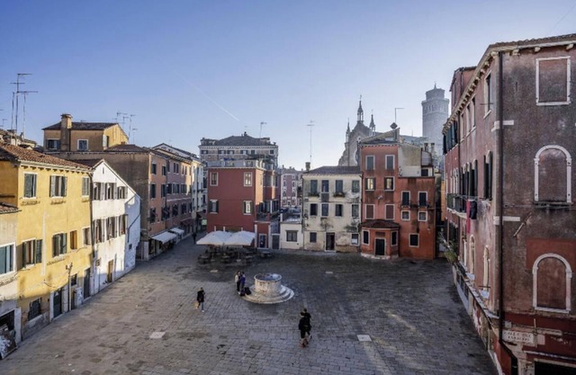 Charming 3-Bedroom Retreat in Central Venice with South-Facing Views