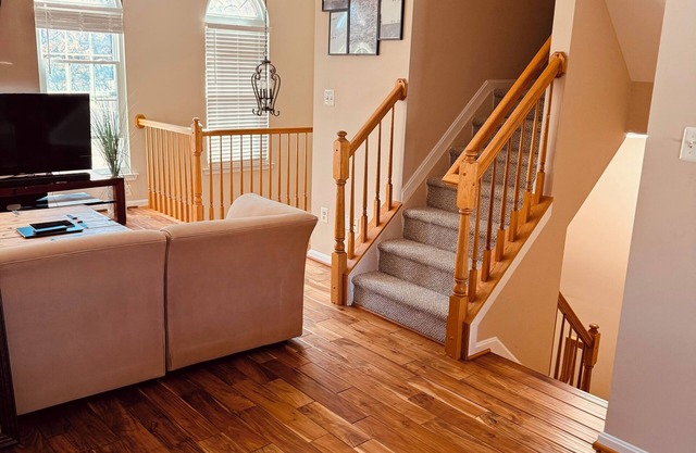 Charming 3-bedroom townhome with WiFi Parking and AC in Laurel