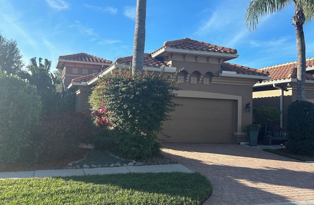 Charming 3 bedroom villa in Lely Resort Naples with hot tub and waterfall
