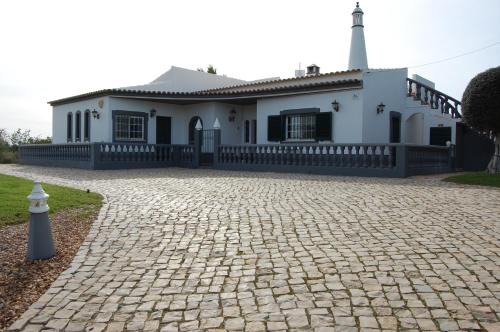 Charming 3-bedroom villa with WiFi and central heating in beautiful Santa Brbar