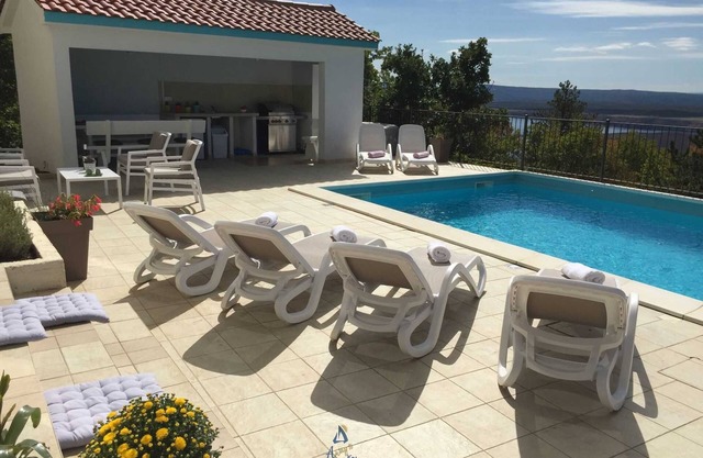Charming 3-BR Villa for 6+2, with pool and stunning views