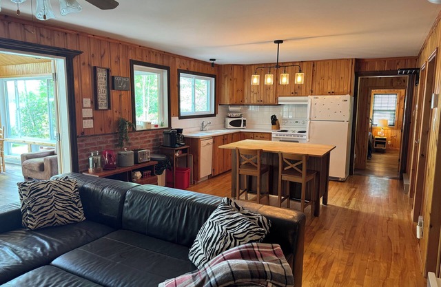 Charming 3-bedroom cottage in lovely Magog area with AC.